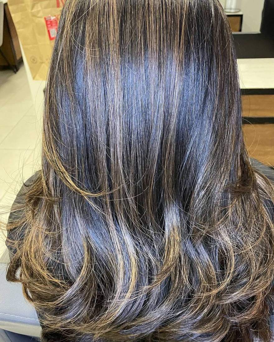 Balayage chocolate con reflejos sobre cabello largo con ondas, trabajo de Pauly Sánchez en Quito