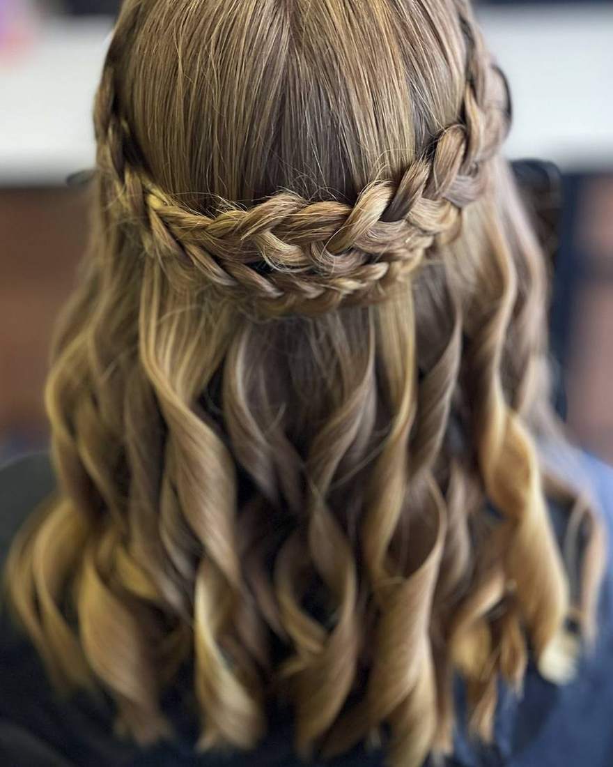 Semirecogido con trenza corona y ondas marcadas, peinado de novia a domicilio en Quito