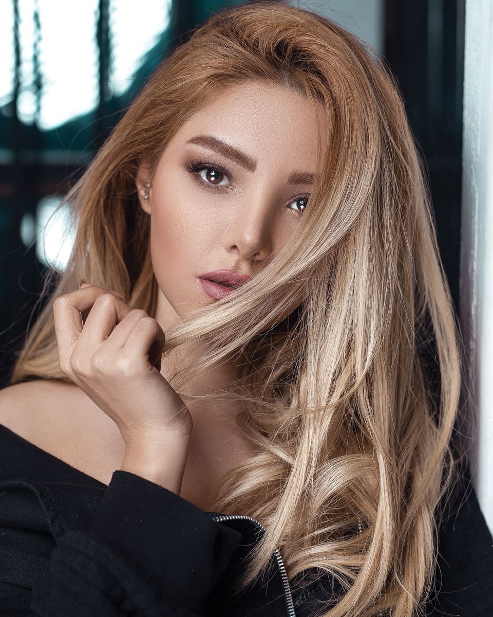 Color rubio platinado con ondas