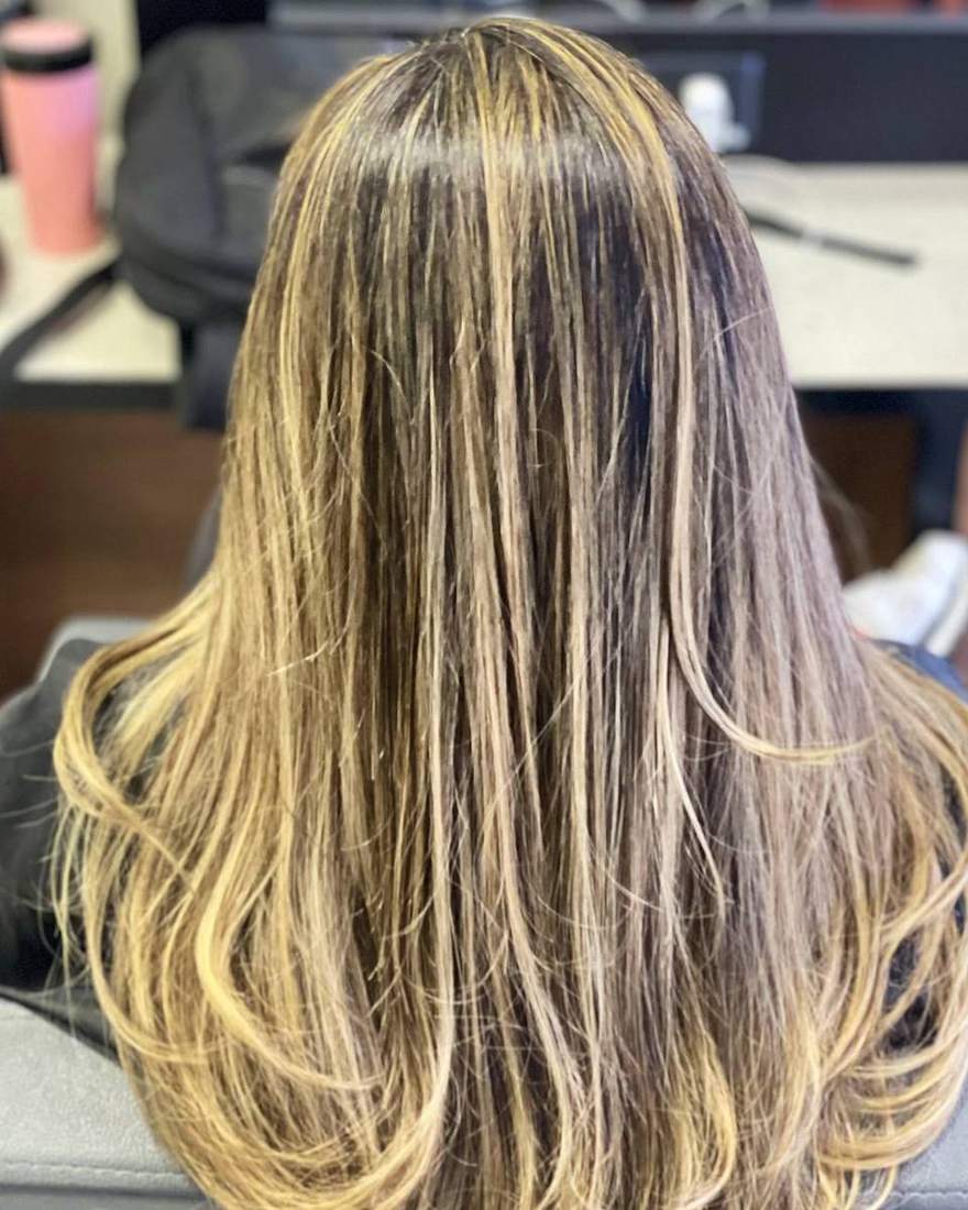 Rubio iluminado con capas y volumen sobre cabello largo, colorista a domicilio en Quito